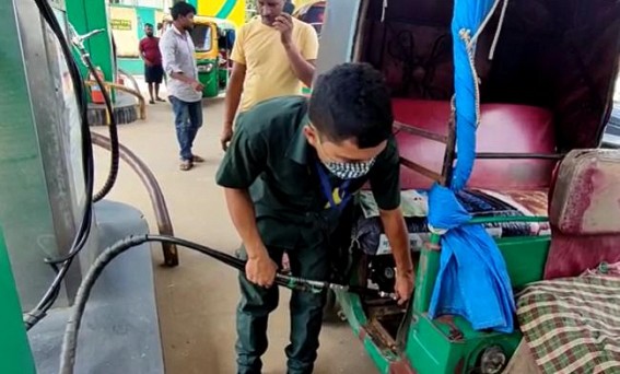 CNG Price jumped from Rs. 55 to Rs. 60 in one night : Vehicle Drivers slammed Govt over increasing rates of fuel consistently CNG Price jumped from Rs. 55 to Rs. 60 in one night : Vehicle Drivers slammed Govt over increasing rates of fuel consistently